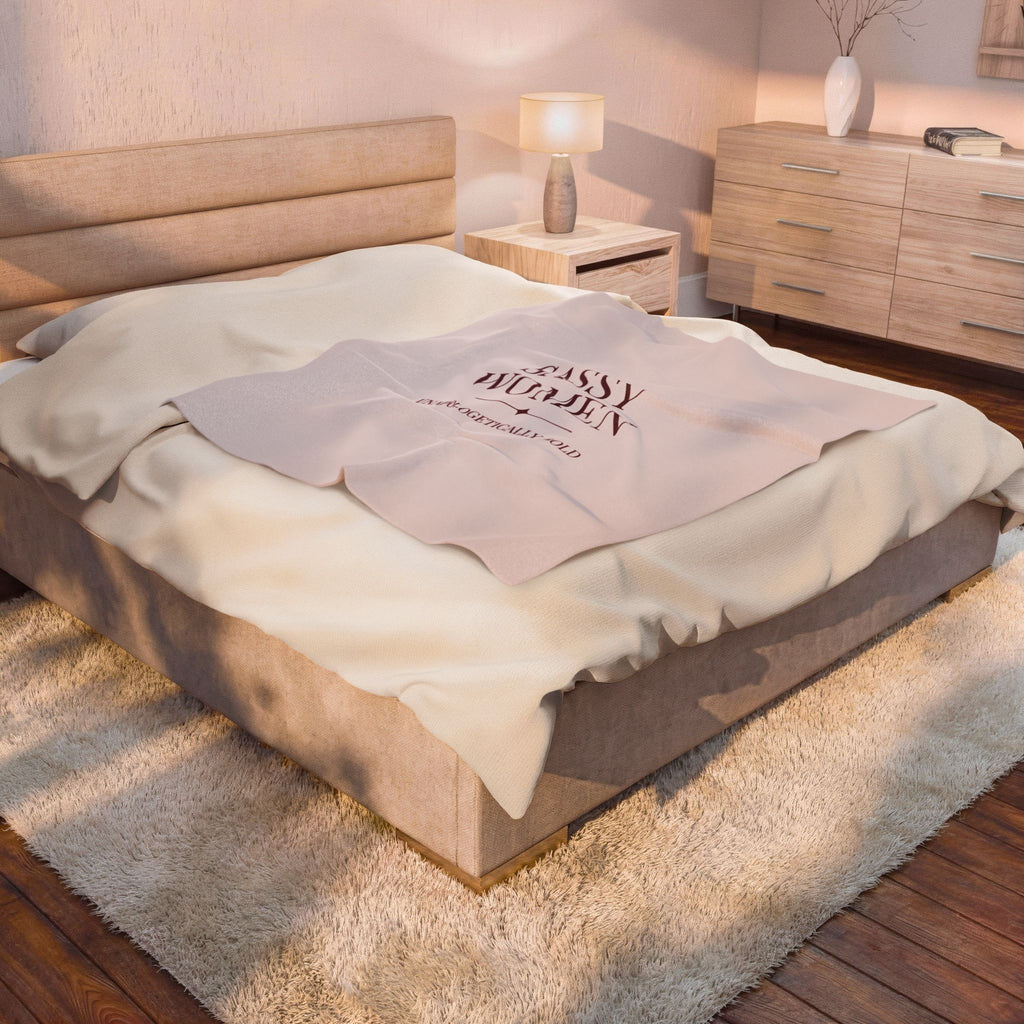 Sassy Women Velveteen Plush Blanket – Feminine Cozy Throw with 'SASSY WOMEN' Text